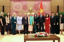 La vice-présidente de l'Assemblée nationale du Vietnam (ANV), Nguyên Thi Thanh reçoit une délégation de haut niveau de l'Union des femmes de la Biélorussie, dirigée par sa présidente Olga Aleksandrovna Shpilevskaya, et directrice de la branche nationale de la compagnie de radio et de télévision interétatique "Mir" en Biélorussie. Photo : VNA