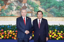 Le secrétaire général du Parti communiste du Vietnam (PCV), To Lam, rencontre Samdech Techo Hun Sen (droite). Photo: VNA