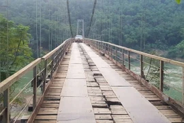 Plusieurs ponts suspendus connaissent une dégradation préoccupante, menaçant la sécurité des usagers. Photo: baochinhphu.vn