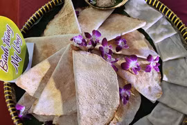 La galette de riz de My Lông est réputée pour sa douceur, son goût légèrement gras et son parfum irrésistible lorsqu’elle est cuite au feu de bois. Photo : Chuong Dai - VNA