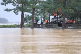 Vers 7 h 00 du 3 novembre, les niveaux d’eau des rivières Huong (Parfums) et Bô ont dépassé le seuil d’alerte 3. Photo : VNA