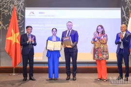 Les dirigeants de l'Administration maritime et navigable du Vietnam et de la société STC B.V. (STC Next) échangent un protocole d'accord relatif à la coopération en matière de formation dans les domaines maritime et fluvial. Photo : nhandan.vn