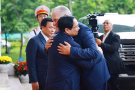 Le PM Pham Minh Chinh (gauche) rencontre le premier secrétaire du PCC et président cubain Miguel Díaz-Canel. Photo: VNA