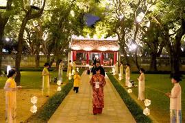 Le 1er janvier 2026, le Centre des activités culturelles et scientifiques du Temple de la Littérature – Van Mieu – Quoc Tu Giam a lancé le circuit nocturne expérimental « Âm sac Viet ». Photo :https://hanoimoi.vn/ 