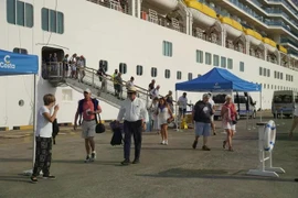 Les croisiéristes débutent leur visite des sites historiques, monuments et attractions de Hô Chi Minh-Ville. Photo : sggp.org.vn