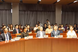 L’ambassadeur du Vietnam en Chine, Pham Thanh Binh (au centre), lors d’une rencontre avec des enseignants et des étudiants de l’Université des langues étrangères de Pékin. Photo: VNA