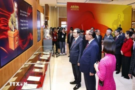 Le président de l'Assemblée nationale, Tran Thanh Man, l'ancien secrétaire général du Parti Nong Duc Manh, et des délégués visitent le musée de l'Assemblée nationale du Vietnam. Photo : VNA