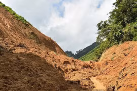 Un glissement de terrain dans le village de Ngoa, commune de Yen Phu, province de Tuyen Quang. Photo : VNA