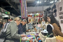 Les visiteurs au pavillon du Vietnam à la Foire internationale de l’artisanat Artigiano in Fiera. Photo : VNA