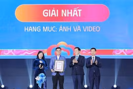 Le vice-Premier ministre Mai Van Chinh, le ministre des Sciences et des Technologies Nguyen Manh Hung et la présidente de l'Association vietnamienne des artistes photographes Tran Thi Thu Dong ont remis des médailles et des certificats commémoratifs aux lauréats du Premier prix. Photo : VNA