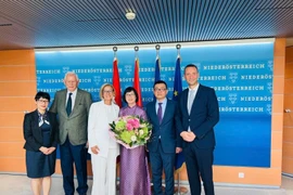 L'ambassadeur du Vietnam en Autriche, Vu Lê Thai Hoàng (2e de droite à gauche) rend une visite de courtoisie à Johanna Mikl-Leitner, gouverneure de la Basse-Autriche. Photo: VNA