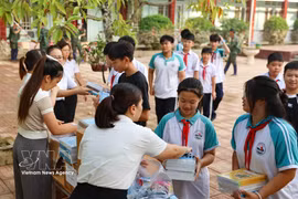 Le collège Trung Vuong, dans le quartier de Phan Dinh Phung, province de Thai Nguyen, a préparé des cahiers et des stylos destinés aux élèves manquant de fournitures scolaires en raison des inondations ayant touché leurs habitations, en octobre 2025. Photo: VNA