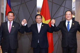 Le Premier ministre Pham Minh Chinh (centre) et ses homologues du Laos et du Cambodge. Photo: VNA