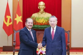 Le secrétaire général du Parti communiste du Vietnam (PCV), Tô Lâm (droite) et le vice-Premier ministre lao, Kikeo Khaykhamphithoune. Photo: VNA