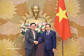 Le président de l’Assemblée nationale (AN) du Vietnam, Trân Thanh Mân (à droite) reçoit l’ambassadeur de Malaisie, Tan Yang Thai. Photo : VNA