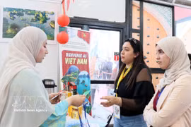 Des visiteurs au stand vietnamien au Salon du tourisme d’Algérie. Photo : VNA