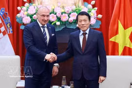 Le général Luong Tam Quang (droite), membre du Bureau politique et ministre de la Sécurité publique, a reçu le 19 mai à Hanoï, le ministre des Affaires étrangères et européennes de la République de Croatie, Gordan Grlić Radman, en visite officielle au Vietnam. Photo : VNA