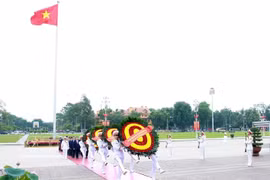 Délégation de dirigeants du Comité central du Parti, de l’État, de l’Assemblée nationale et du gouvernement au mausolée du Président Hô Chi Minh. Photo : VNA