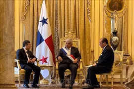 L'ambassadeur du Vietnam au Mexique et au Panama, Nguyên Van Hai, a présenté ses lettres de créance au président panaméen, José Raúl Mulino Quintero. Photo: VNA