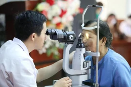 Examen ophtalmologique pour les personnes âgées. Photo: Vietnam+