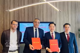 Le directeur général de Vinachem, Nguyen Huu Tu (à droite), et le président du groupe Kayan for International Trade, Hatem Elgama, échangent l'accord signé. Photo : VNA