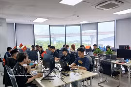 Des espaces de travail sont mis à la disposition des jeunes entreprises des secteurs des semi-conducteurs et de l'intelligence artificielle au sein de la zone dédiée aux technologies de l'information, le parc logiciel n° 2 de Da Nang. Photo : VNA