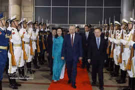 Le secrétaire général du PCV et président vietnamien, To Lam, et son épouse, à la gare de Pékin-Ouest. Photo : VNA