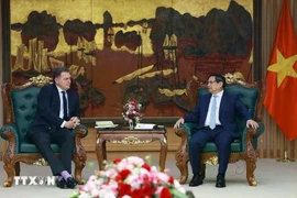 Le Premier ministre Pham Minh Chinh (droite) reçoit Philippe Tabarot, ministre chargé des Transports (relevant du ministère français de la Transition écologique et de la Cohésion des territoires). Photo : VNA