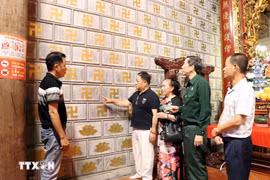 Pagode Cuong Xa : record asiatique de murs gravés de svastikas