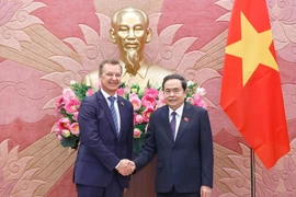 Le président de l'Assemblée nationale (AN), Trân Thanh Mân (droite) rencontre le premier vice-président du Conseil de la Fédération de l’Assemblée Fédérale de la Fédération de Russie, Andrey Vladimirovich Yatskin. Photo: VNA