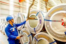 Un ouvrier de l'usine Ton Dong A vérifie des bobines d'acier avec des informations sur l'origine. Photo: www.sggp.org.vn