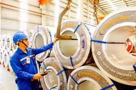 Un ouvrier de l'usine Ton Dong A vérifie des bobines d'acier avec des informations sur l'origine. Photo: www.sggp.org.vn