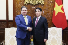Le président de la République Luong Cuong (droite) et l’ambassadeur des États-Unis au Vietnam, Marc Knapper. Photo: VNA