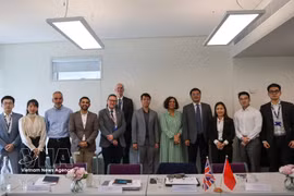 Le service de l’Éducation de l’ambassade du Vietnam et des représentants du ministère de l’Éducation et de la Formation en visite de travail à la Queen Mary University of London. Photo : VNA