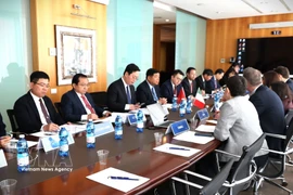 Rencontre entre le vice-Premier ministre vietnamien Nguyen Chi Dung et les dirigeants de l'Association industrielle Assolombarda. Photo : VNA