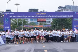 Plus de 2.000 personnes participent à une course en réponse à l’Heure de la Terre 2026. Photo : VNA