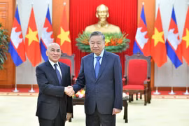 Le roi du Cambodge, Preah Bat Samdech Preah Boromneath Norodom Sihamoni (à gauche) lors de sa visite au Vietnam en novembre 2024 et le secrétaire général du Comité central du Parti communiste du Vietnam (PCV), To Lam. Photo : VNA