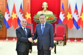 Le roi du Cambodge, Preah Bat Samdech Preah Boromneath Norodom Sihamoni (à gauche) lors de sa visite au Vietnam en novembre 2024 et le secrétaire général du Comité central du Parti communiste du Vietnam (PCV), To Lam. Photo : VNA