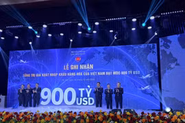 Cérémonie marquant le franchissement du cap historique des 900 milliards de dollars du commerce extérieur vietnamien. Photo: bnews.vn