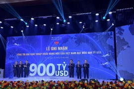 Cérémonie marquant le franchissement du cap historique des 900 milliards de dollars du commerce extérieur vietnamien. Photo: bnews.vn