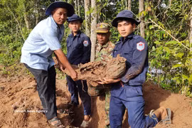 L'équipe K92 mène des opérations de recherche et de rapatriement des dépouilles de soldats volontaires et d'experts vietnamiens tombés au cours des différentes périodes de guerre dans la province de Kampot, au Cambodge. Photo : VNA