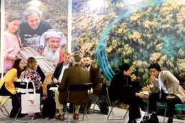 De nombreux visiteurs et partenaires étrangers sont venus au stand vietnamien du Salon international du tourisme ITB de Berlin pour en savoir plus sur le tourisme vietnamien. Photo: VNA 