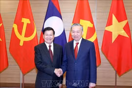 Le secrétaire général To Lam (à droite) et le secrétaire général et président du Laos, Thongloun Sisoulith. Photo : VNA