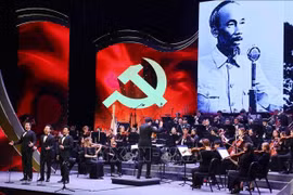 Le spectacle musical exceptionnel intitulé "Le Parti au printemps de la Grande Victoire". Photo: VNA