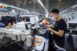 Une usine de fabrication de composants pour l'habillement située dans le parc industriel de Cam Khe, province de Phu Tho. Photo : VNA.
