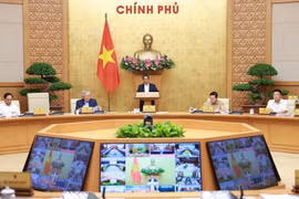 Le Premier minsitre Pham Minh Chinh préside la réunion gouvernementale mensuelle de juin 2025 ainsi qu'une visioconférence nationale entre le gouvernement et les localités. Photo: VNA