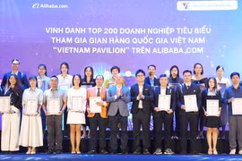 Les représentants d'entreprises participant au "Pavillon national du Vietnam" sur Alibaba.com. Photo: hanoimoi.vn