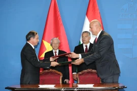 En 2018, le secrétaire général du Parti Nguyên Phu Trong et le Premier ministre hongrois Viktor Orbán assistent à la cérémonie de signature d’un mémorandum d’accord entre l’Association hongroise du secteur de l’eau et le Comité populaire de la province de Thanh Hoa concernant un projet d’approvisionnement en eau potable dans cette province. Photo: VNA