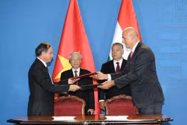 En 2018, le secrétaire général du Parti Nguyên Phu Trong et le Premier ministre hongrois Viktor Orbán assistent à la cérémonie de signature d’un mémorandum d’accord entre l’Association hongroise du secteur de l’eau et le Comité populaire de la province de Thanh Hoa concernant un projet d’approvisionnement en eau potable dans cette province. Photo: VNA