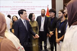 Le président vietnamien Luong Cuong et son épouse rencontrent des Vietnamiens résidant en Égypte. Photo: VNA